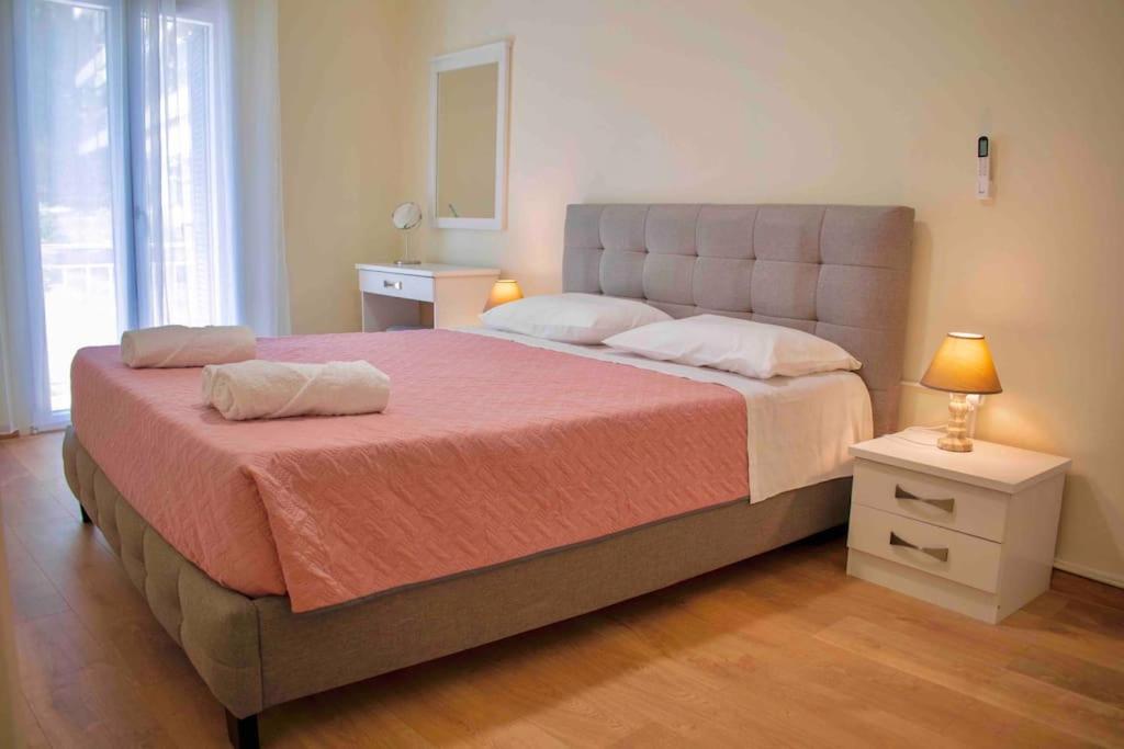Postel nebo postele na pokoji v ubytování Metaxa apartment