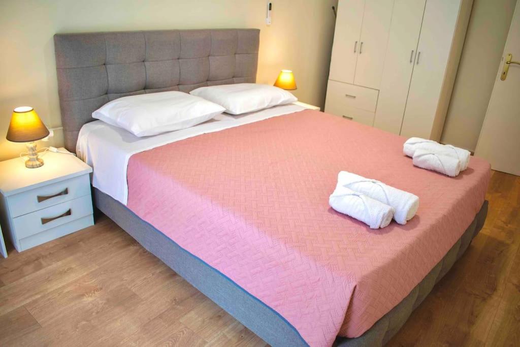 Postel nebo postele na pokoji v ubytování Metaxa apartment