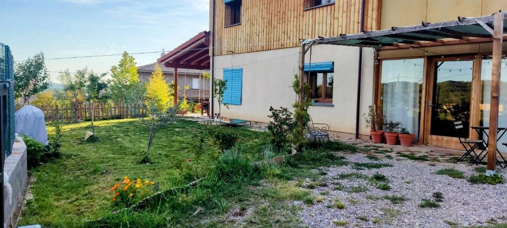 un jardin en face d'une maison dans l'établissement la caseta viva, à Olvan