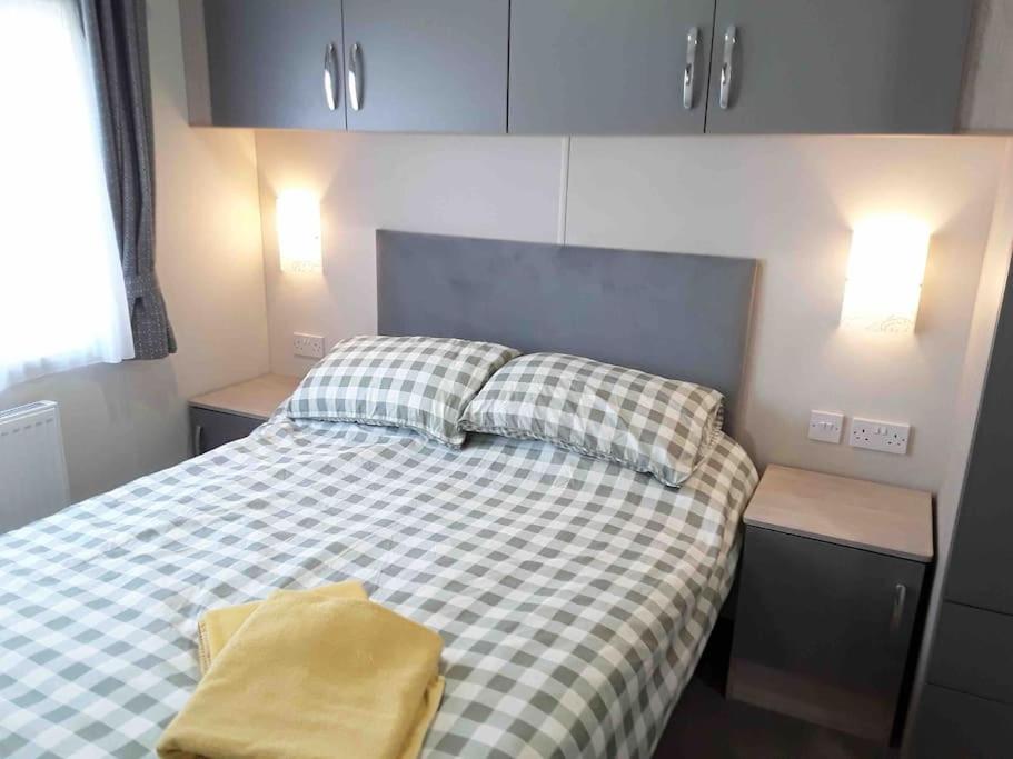 Postel nebo postele na pokoji v ubytování Forestbrook - Cheerful two bedroom tiny house