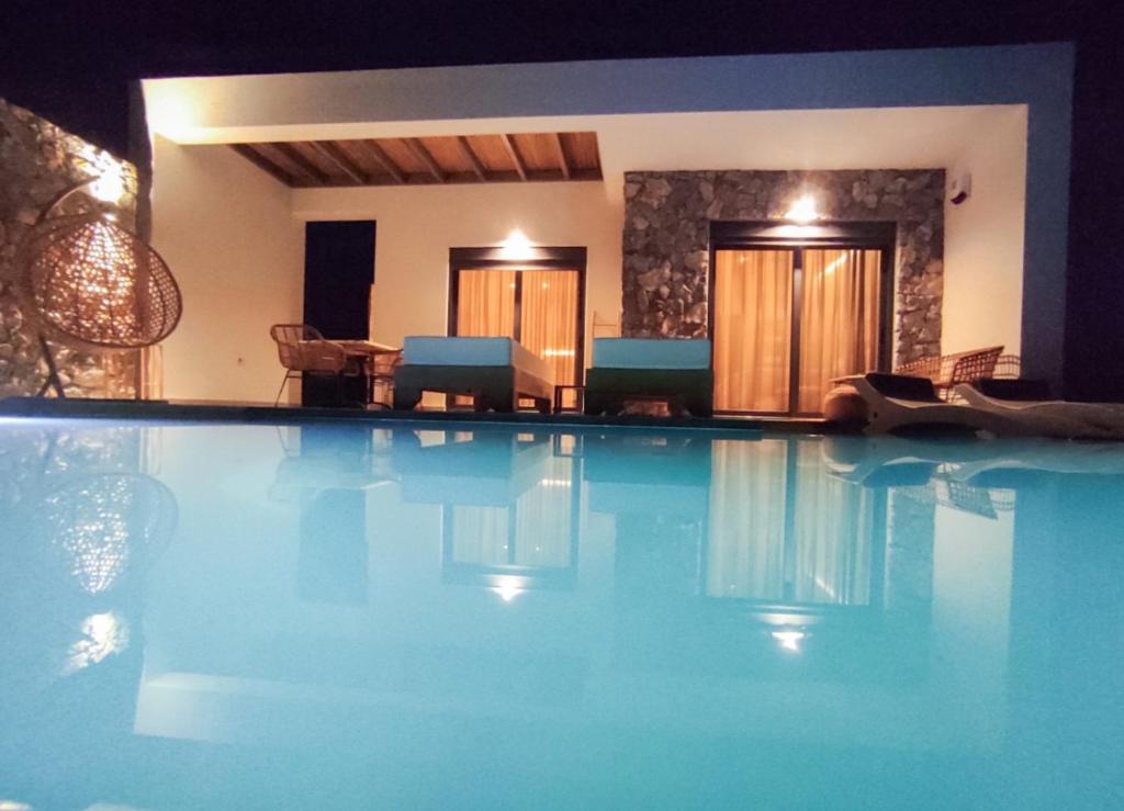 Bazén v ubytování Aphrodite Luxury Suites with private heated pools nebo v jeho okolí