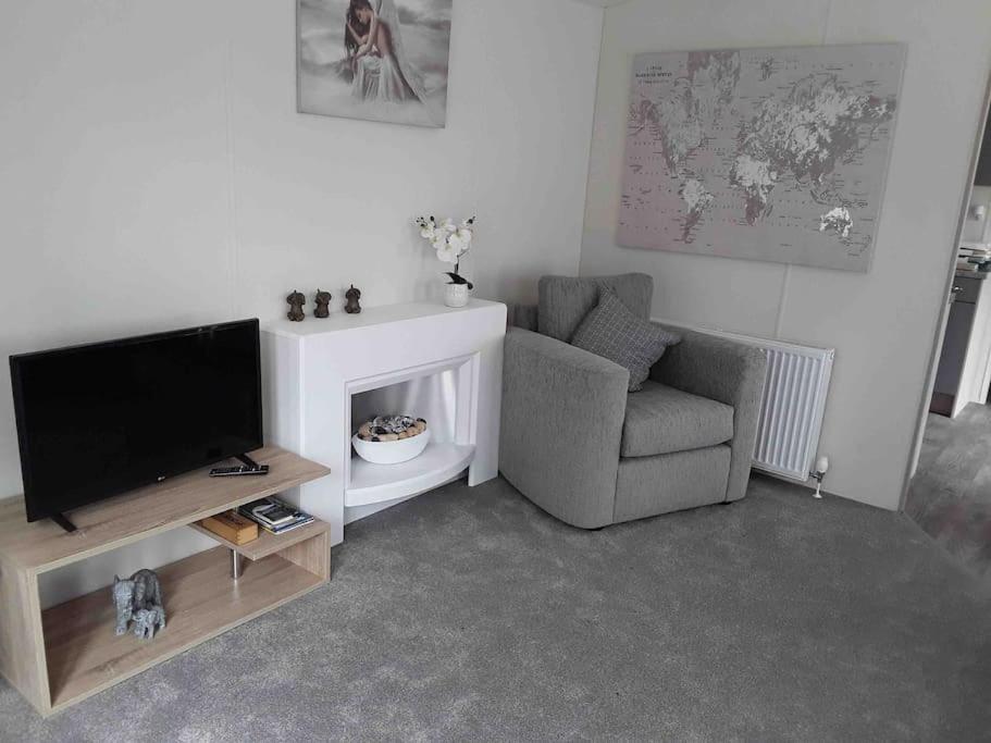TV a/nebo společenská místnost v ubytování Forestbrook - Cheerful two bedroom tiny house
