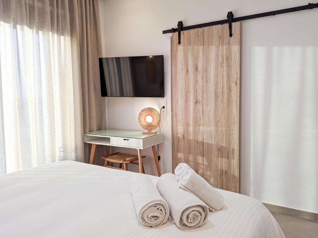 Postel nebo postele na pokoji v ubytování Aphrodite Luxury Suites with private heated pools