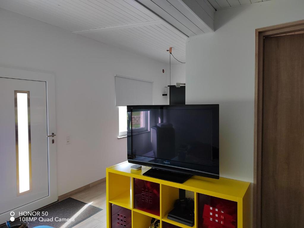 TV a/nebo společenská místnost v ubytování Casa in campagna