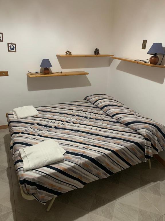 un letto in una stanza con asciugamani di Casa vacanza Lipari a Città di Lipari