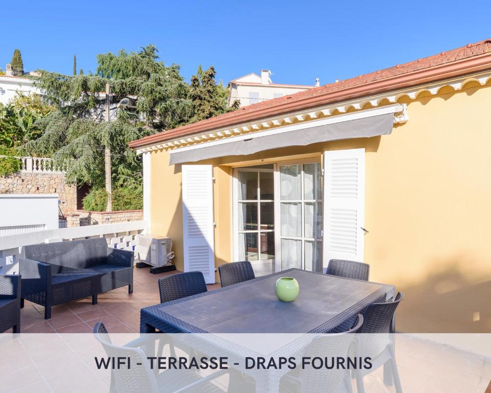 un patio avec une table avec une pomme verte dessus dans l'établissement Appartement cosy Hyeres centre, à Hyères