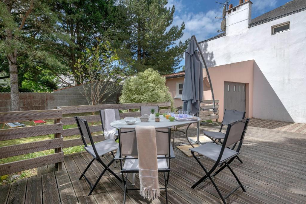 a patio with a table and chairs on a deck at Maison pour 4 avec jardin à 1km de la plage in La Baule