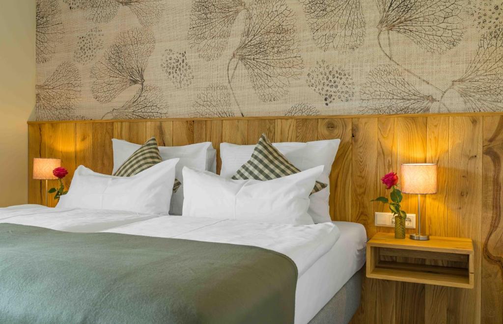 Postel nebo postele na pokoji v ubytování Chalet An der Brunnader-Ihr perfekter Rückzugsort in der Bayerischen Toskana-Überwiegend mit Klima-3Geh-Min zur Therme