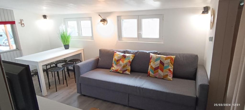 un salon avec un canapé et une table dans l'établissement Mobil home 6 pers - camping Les Arbouses - clim terrasse plancha, au Castellet