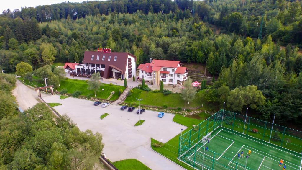 z góry widok na dom z kortem tenisowym w obiekcie Pension Lidana Resort & SPA w mieście Vama