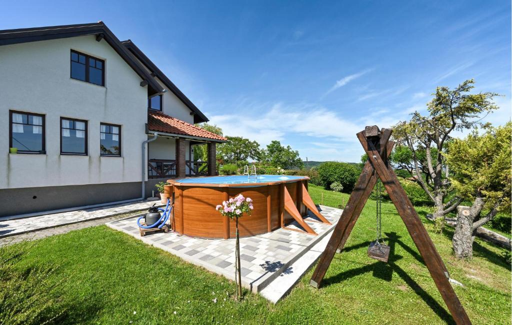 uma mesa de piquenique num quintal ao lado de uma casa em 2 Bedroom Cozy Home In Varazdinske Toplice em Varaždinske Toplice