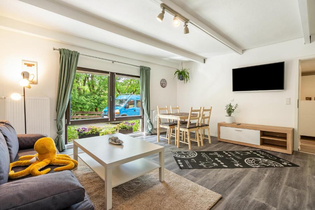 a living room with a couch and a table at Ferienwohnung Am Mühlbach in Klipphausen