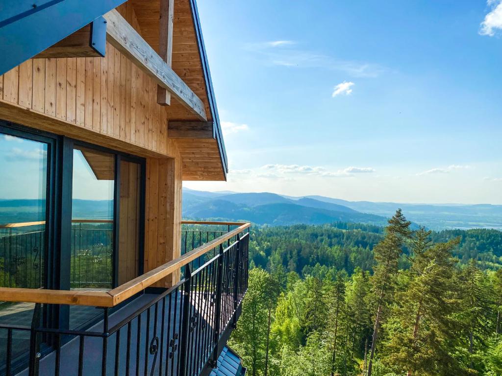 uma casa com uma varanda com vista para as montanhas em Kazalnica Family&Conference Resort em Sosnówka