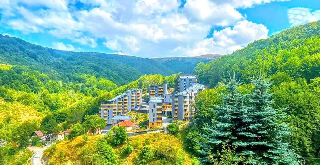 - une vue aérienne sur un complexe dans les montagnes dans l'établissement Mavrov02 Residence, à Mavrovo