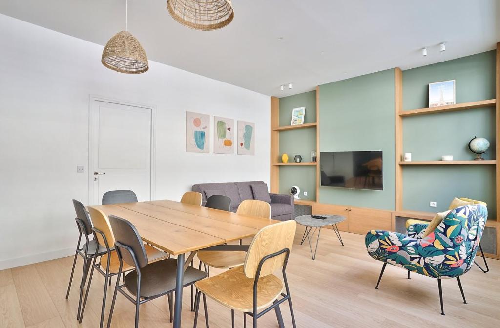 une salle à manger avec une table et des chaises dans l'établissement GuestReady - Modern flat near Latin Quarter!, à Paris
