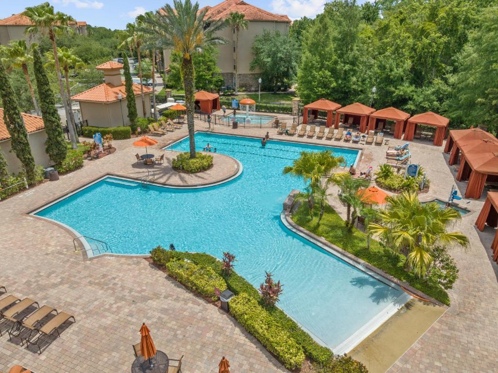 an overhead view of a swimming pool at a resort at Near Disney w/ pool-3BR/2BA-Spacious & Cozy Condo in Davenport