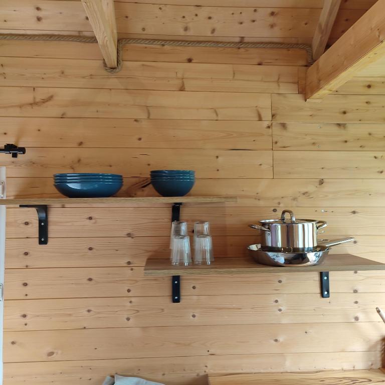 Kuchyň nebo kuchyňský kout v ubytování Nuit insolite en Tiny House