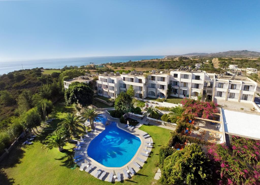 uma vista aérea de um resort com uma piscina em Ekaterini Hotel em Kiotari