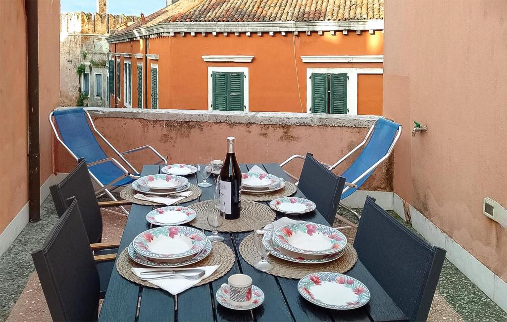 una mesa azul con una botella de vino en el balcón en Sandalo, en Venecia
