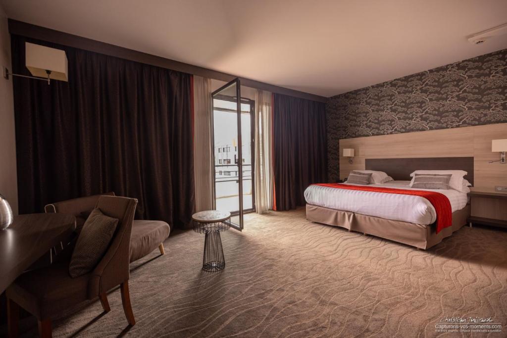 Postel nebo postele na pokoji v ubytování Kyriad Prestige Lyon Est - Saint Priest Eurexpo Hotel and SPA