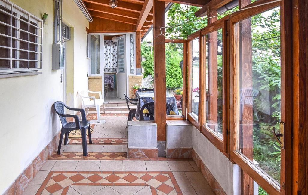 um alpendre com janelas, uma mesa e cadeiras em 3 Bedroom Stunning Apartment In Roccaspinalveti em Villa Santa Maria