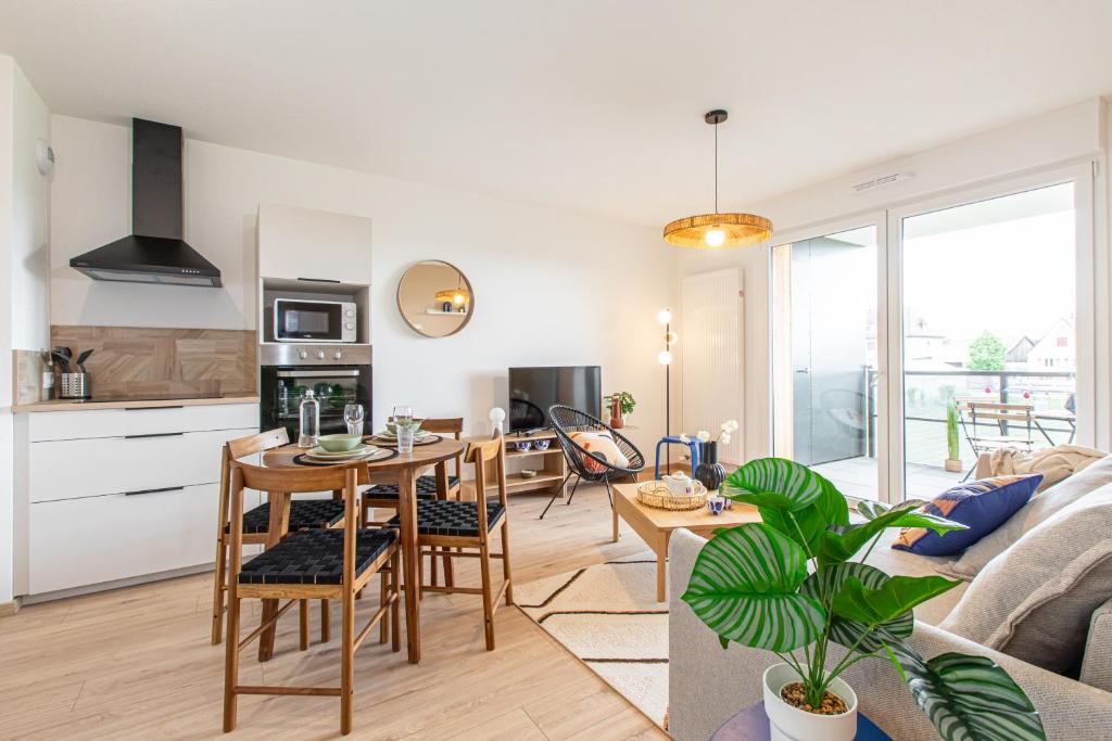 une cuisine et un salon avec une table et des chaises dans l'établissement La belle vue, à Colmar