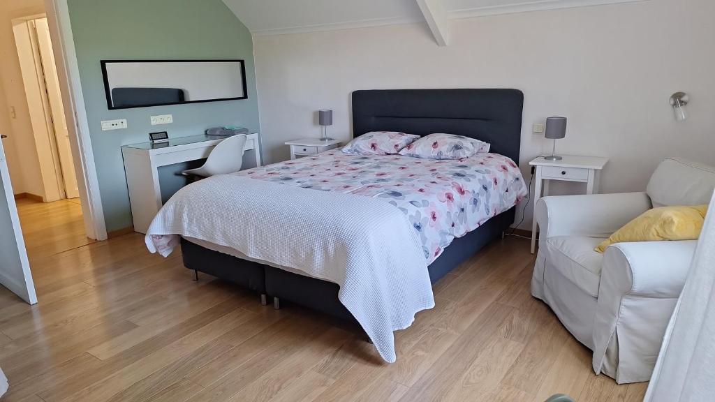 um quarto com uma cama, uma secretária e um sofá em Gite L'Ecureuil - Appartement 4 personnes à Wépion (Namur) em Namur