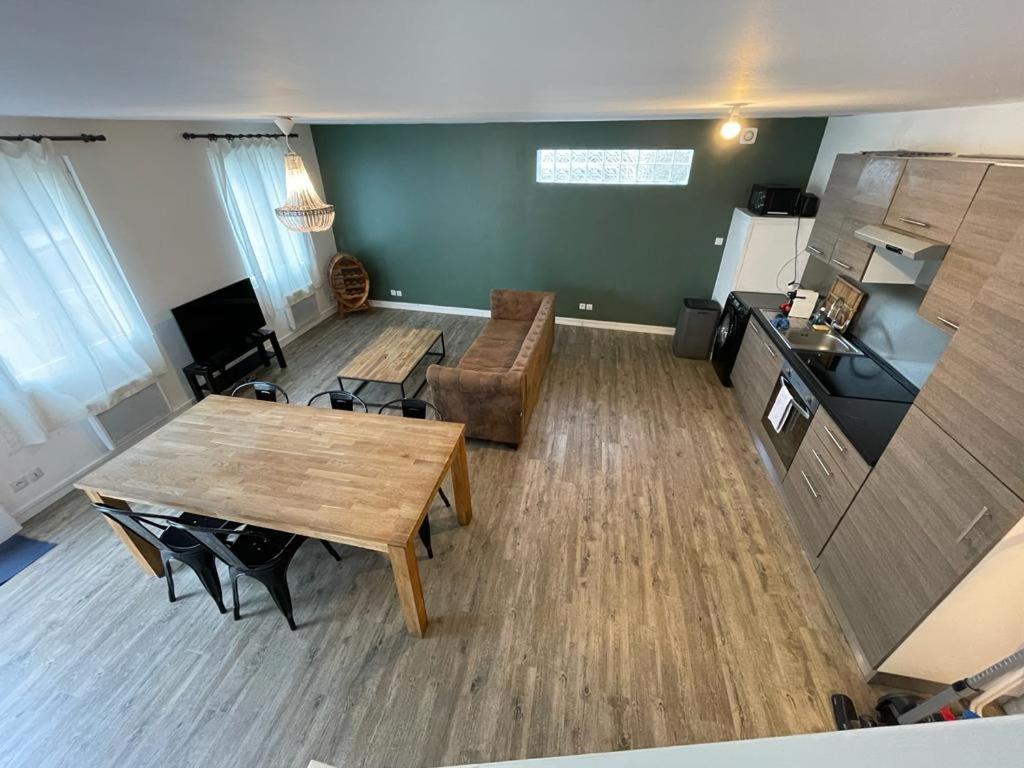 un grand salon avec une table et un canapé dans l'établissement Maison entière au pied des vignes, à Lussac