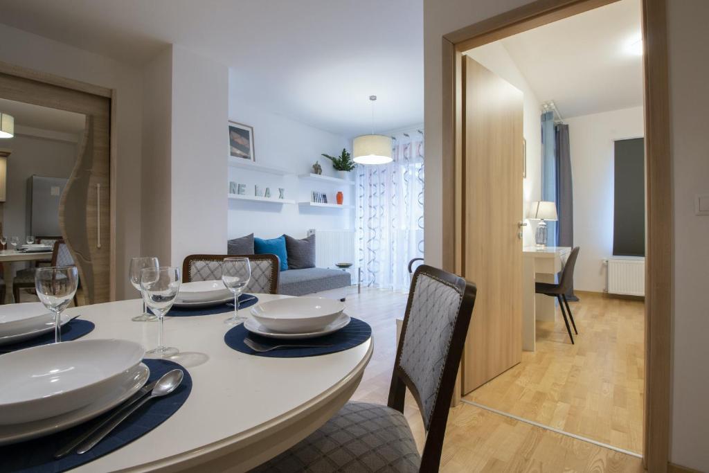 une salle à manger avec une table et des chaises blanches dans l'établissement ID 388 to be removed, à Cannes