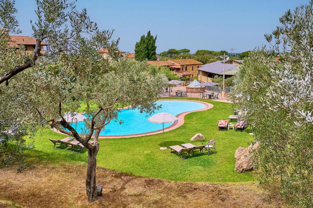 vista sulla piscina di un resort di Hotel Zì Martino a Castagneto Carducci
