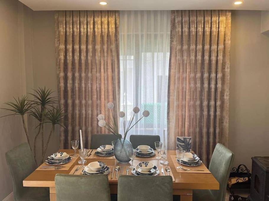 فضای داخلی Villa Isra 5 plus 1 Bedroom Villa Private Pool and Garden در آنتالیا - تصویر ۳