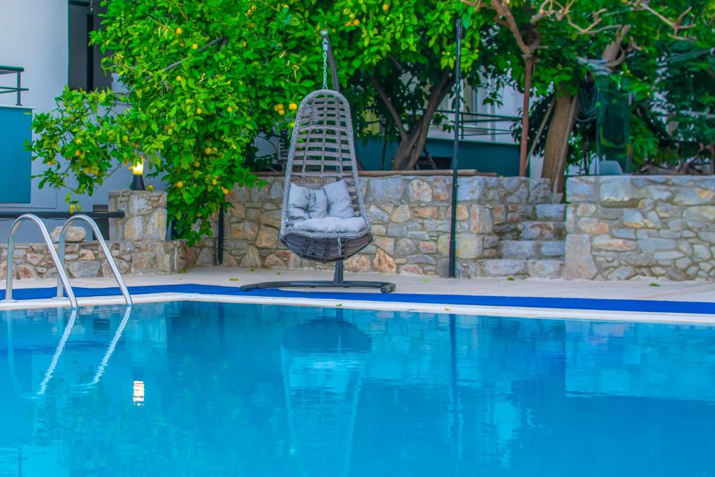 Bazén v ubytování Özgüm Suite Otel nebo v jeho okolí