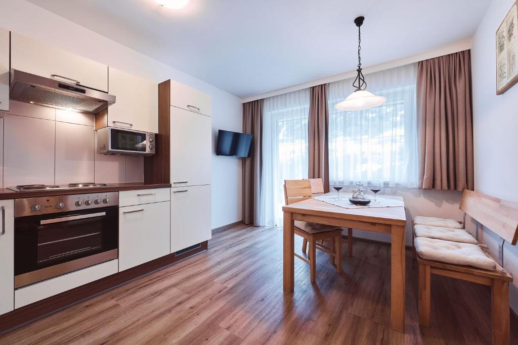 A kitchen or kitchenette at Granbichlhof