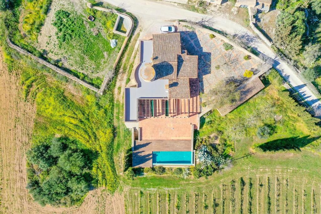 - une vue aérienne sur un domaine avec une maison dans l'établissement Villa Son Bennasar by Slow Villas, à Felanitx