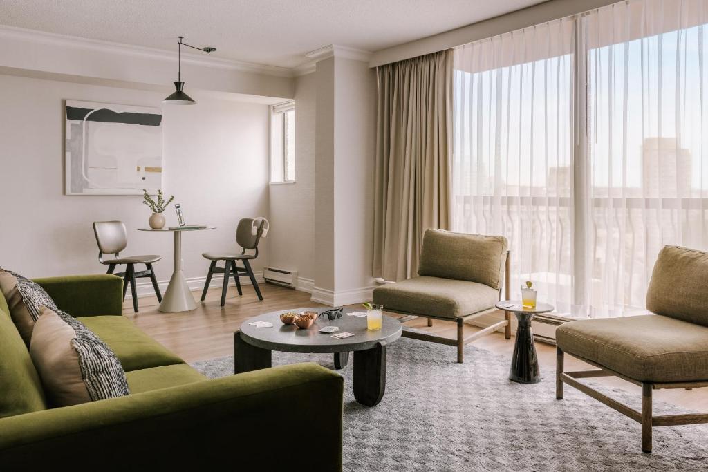 溫哥華的住宿－日落套房酒店，客厅配有沙发、椅子和桌子