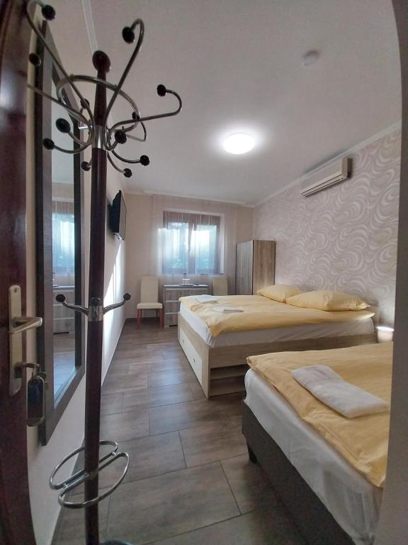 Postel nebo postele na pokoji v ubytování Fenyves Vendégház - Siófok