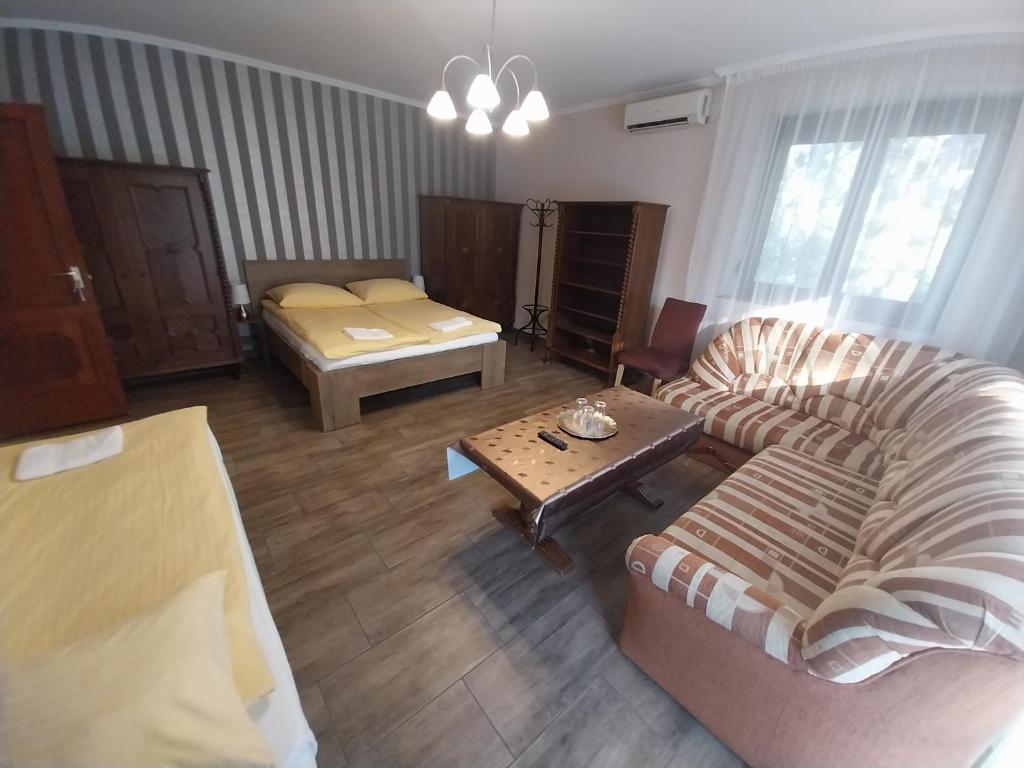Postel nebo postele na pokoji v ubytování Fenyves Vendégház - Siófok