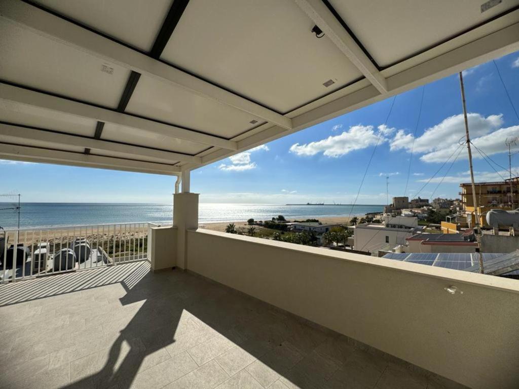 ein Balkon mit Blick auf das Meer in der Unterkunft Casa Vacanza Da Angela & Corrado in Pozzallo