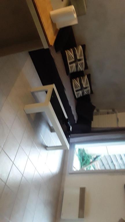 - une vue sur le plafond d'une chambre avec des chaises dans l'établissement Appartement cosy, à Marseille