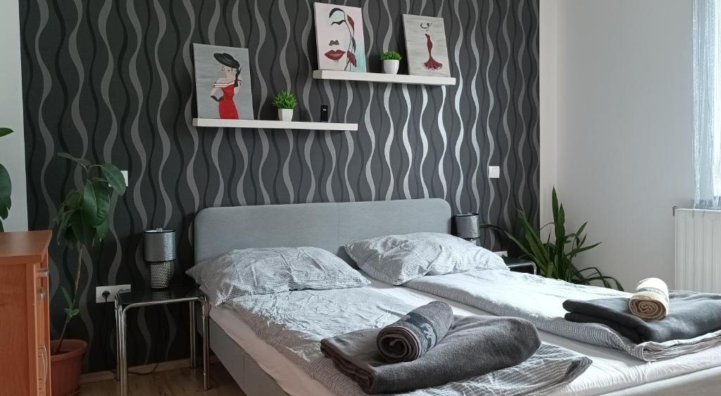 Posteľ alebo postele v izbe v ubytovaní Barackos Apartman