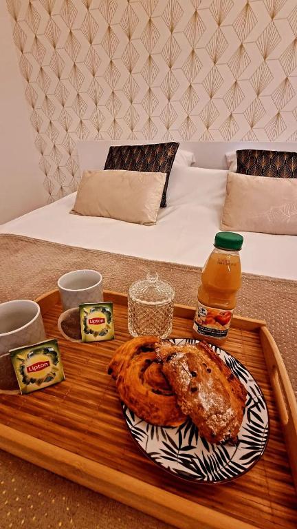 - un plateau/bouilloire sur un lit dans l'établissement Studio coeur Centre ville Troyes, à Troyes