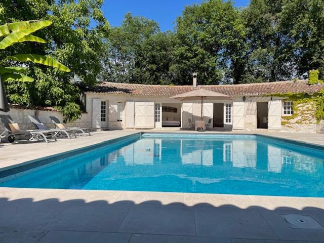 une grande piscine devant une maison dans l'établissement Romantic cottage for couples, à Vence