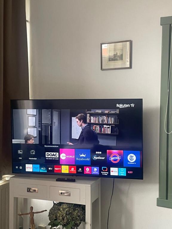 Televiisor ja/või meelelahutuskeskus majutusasutuses Bommelsteijn Lodge