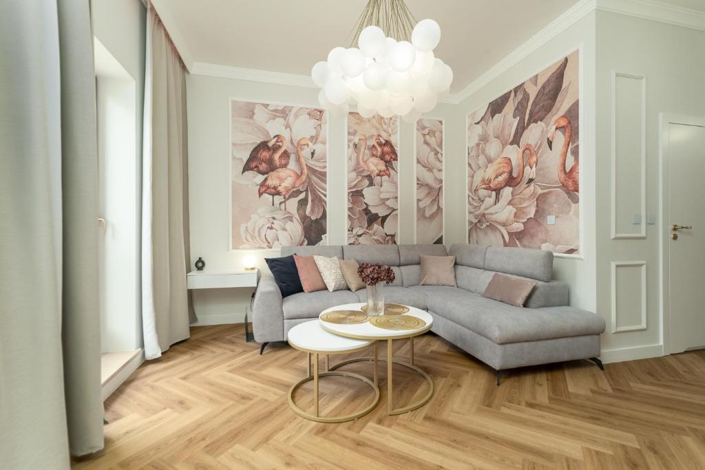 a living room with a couch and a table at Apartments Ostsee Platan PREMIUM in Świnoujście