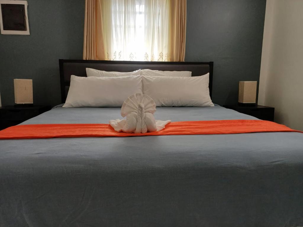 Postel nebo postele na pokoji v ubytování Papaya Inn