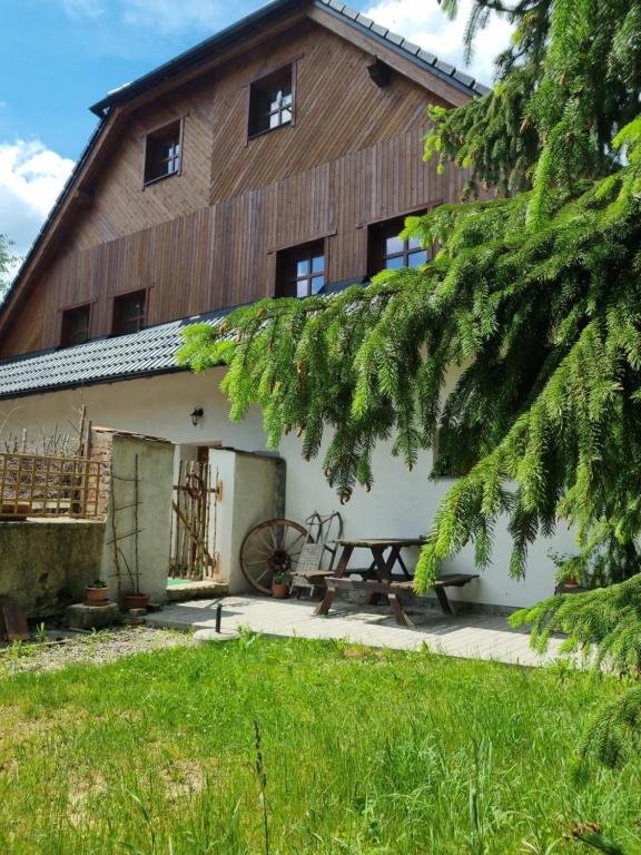 Zahrada ubytování Chatky a apartmány Apollo na Vysočině
