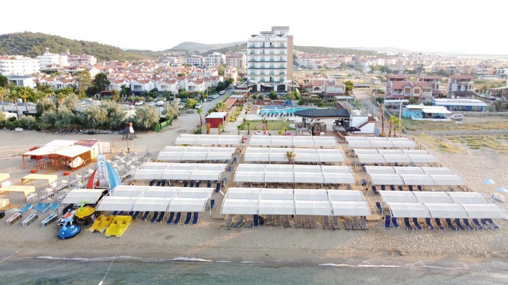 z widokiem na plażę z białymi parasolami w obiekcie Hotel Musho w mieście Ayvalık