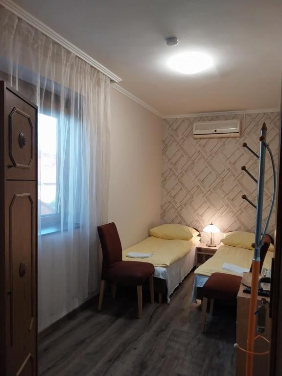 Postel nebo postele na pokoji v ubytování Fenyves Vendégház - Siófok
