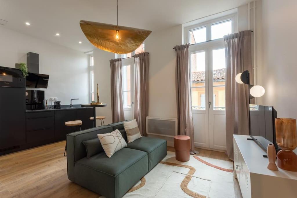 un salon avec un canapé et une table dans l'établissement Le Prestigieux - Hypercentre, à Toulouse