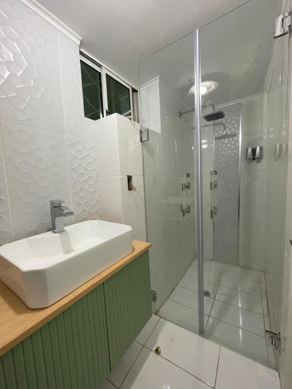 Koupelna v ubytování Leo room